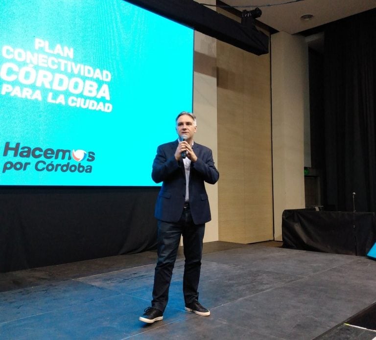 Martín Llaryora y Manuel Calvo presentaron el plan de Conectividad para Córdoba Capital.