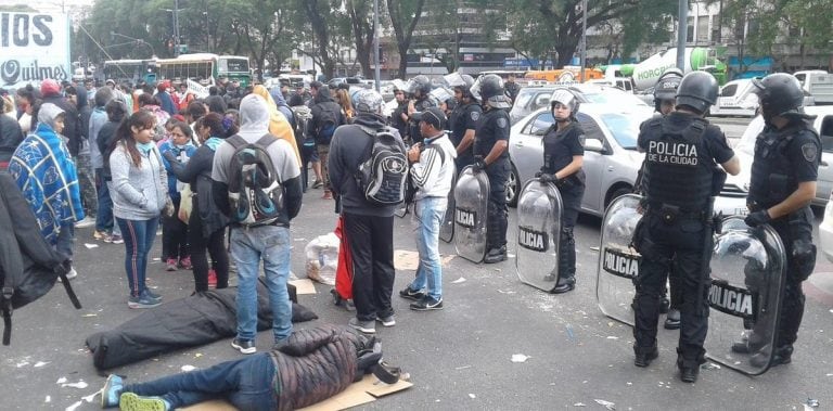 Acampe frente al Ministerio de Desarrollo Social (Foto: Twitter/@Continental590)