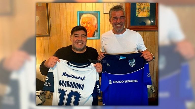 Las primeras imágenes de Diego Maradona con la camiseta del Lobo. El astro del fútbol fue confirmado como el nuevo director técnico de Gimnasia y Esgrima de La Plata.