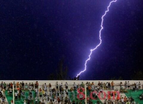 Mientras hinchas de ocupaban una de las populares del estadio de Desamparados, detrás un relámpago los estremeció.