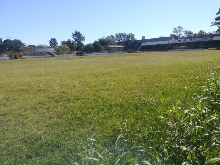 La cancha de Huracán de barrio La France luce como hacía mucho que no lucía debido a la falta de uso por la cuarentena