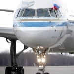 Flags of Russia (R) and Argentina are attached to a cabin of the plane of Argentina's President Cristina Fernandez shortly after the landing at Moscow's Vnukovo airport, April 21, 2015. Fernandez is in Russia for an official visit. REUTERS/Maxim Shemetov 