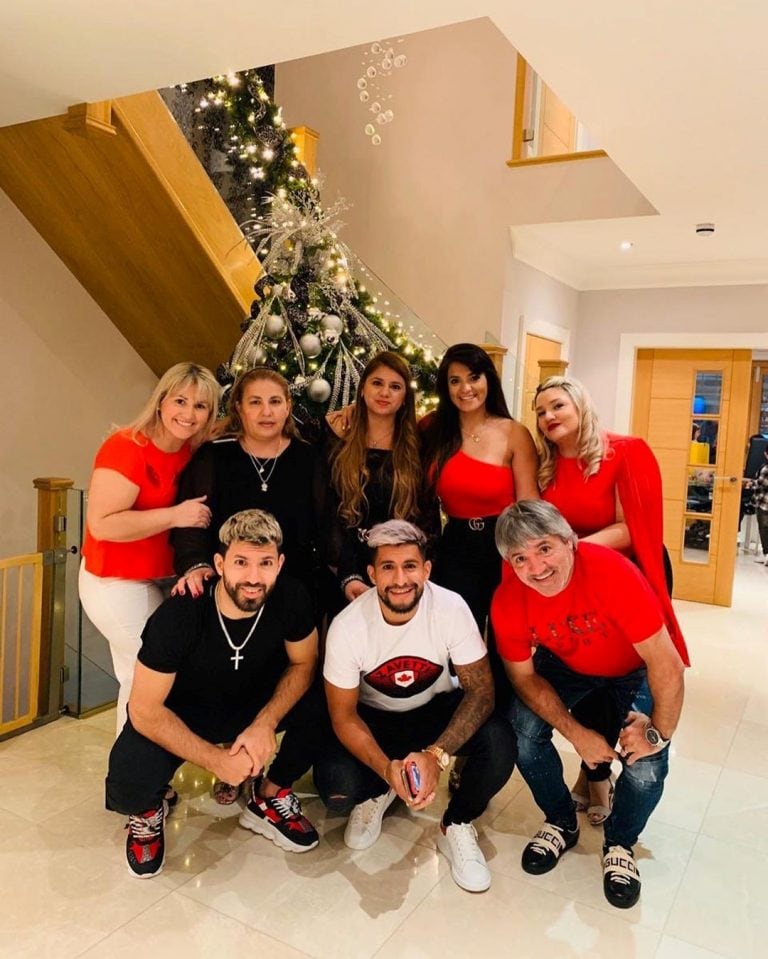 El Kun Agüero se mostró junto a su familia en Manchester pero no incluyó en la foto a su novia (Foto: Instagram/ @kunaguero)