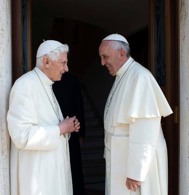 El Papa Emérito Benedicto XVI saluda a Francisco antes de iniciar sus vacaciones.