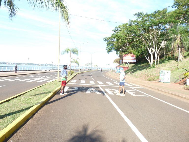 Costanera de Posadas durante la caminata del fin de semana. Los vecinos charlan y conservan la distancia. (Dwns)