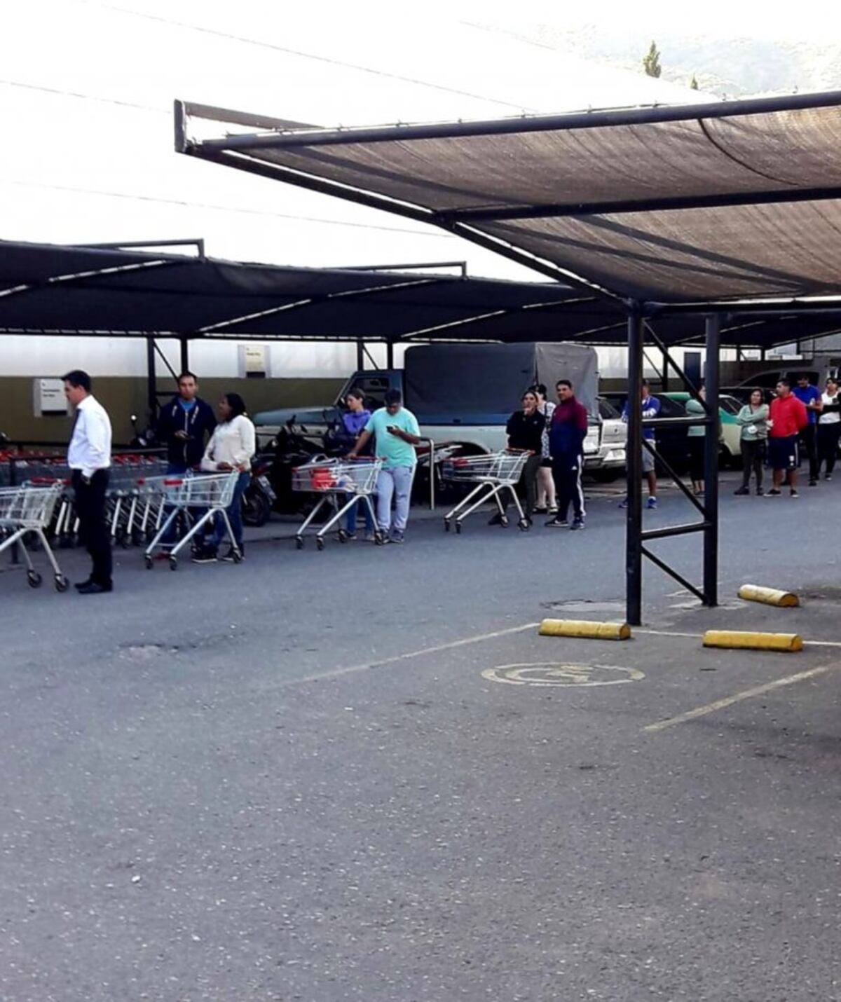 Cuarentena total: filas de gente en los supermercados de Carlos Paz