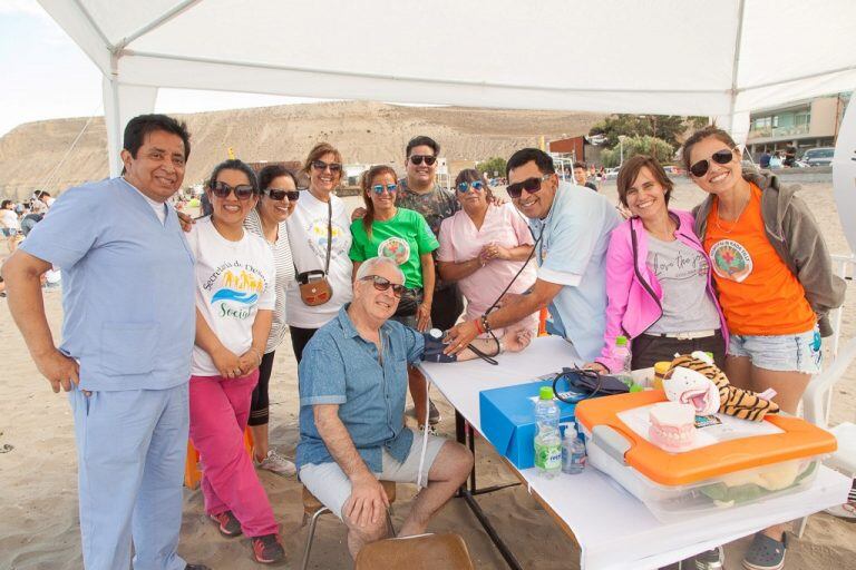 Equipos de Rada Tilly brindan asistencia en la playa.