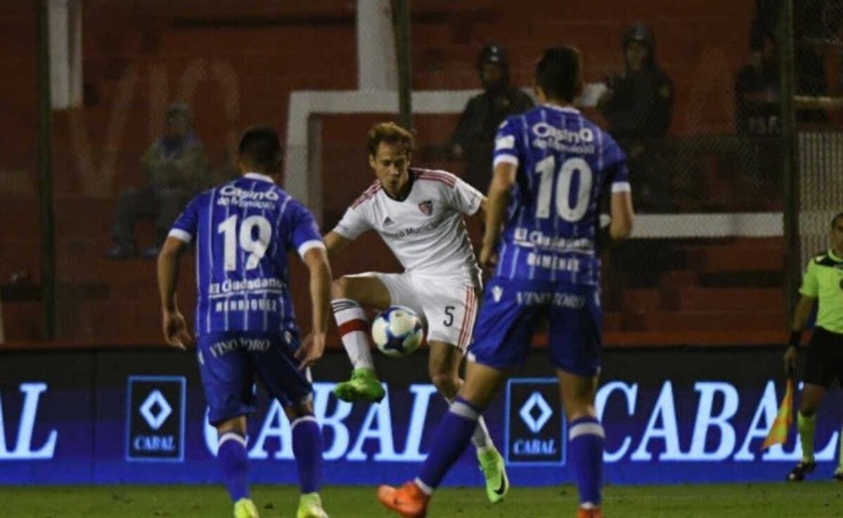 Godoy Cruz se quedó con diez jugadores pero le dio vuelta el partido a Newell's en el final