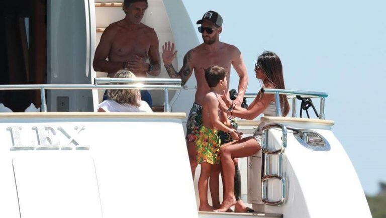 Messi, Antonela Roccuzzo y la familia de Luis Suárez disfrutan de Ibiza en un yate de lujo. (Web)