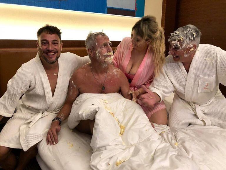 Wanda Nara y los productores de "Por el Mundo" sorprendieron a Marley en su habitación con un tortazo en la cara y lluvia de champagne con motivo de su cumpleaños (Instagram/ marley_ok)