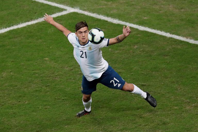 Dybala debutó en la Copa América metiendo una asistencia para el segundo gol del partido.