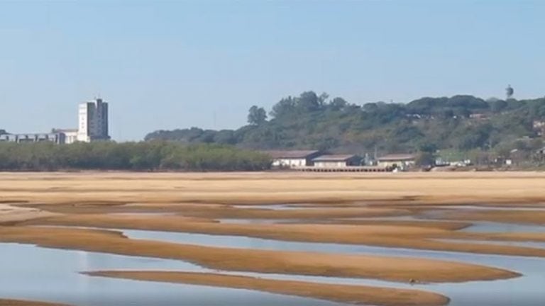 El río subió unos centímetros, pero sigue muy bajo (Vía Rosario)