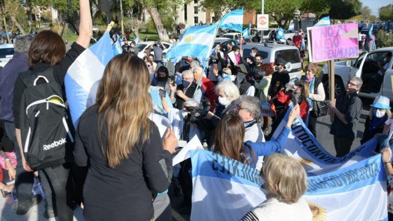 En la Legislatura hubo una importante convocatoria de la marcha opositora.