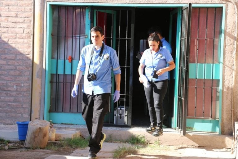 La Policía trabaja en el lugar para recolectar pistas y dar con los delincuentes.