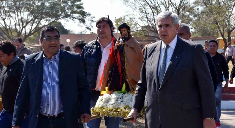 “El año pasado le pedimos sabiduría, fuerza e inteligencia para saber lo que el pueblo necesita. Hoy agradecemos que nos bendijo para que podamos hacer muchas cosas”, dijo el comisionado Acuña (izq.), que junto al vicegobernador Haquim portaron la sagrada imagen de san Roque en la procesión por las calles de la localidad.