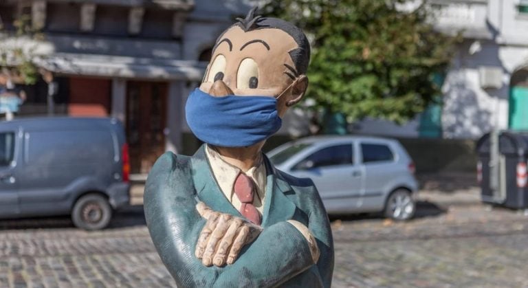 La estatua de Isidoro con tapabocas, cuyo uso será obligatorio desde el miércoles (Foto: Espacio Público GCBA)