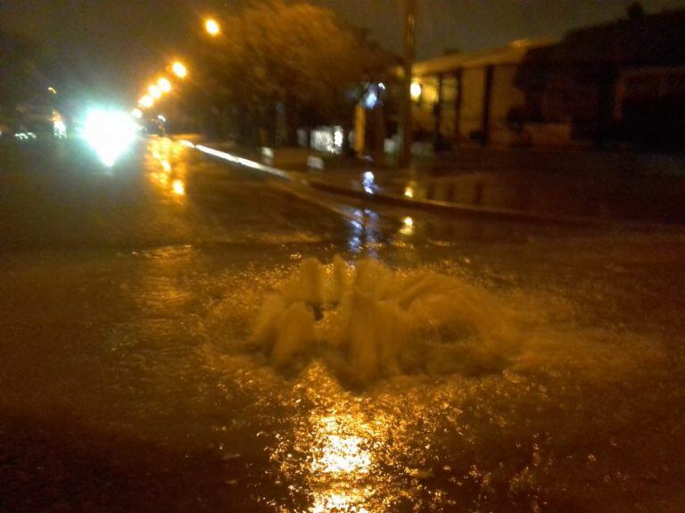 Algunas bocas de tormenta reflejaron la lluvia caída.Fotos  Marcelo Vidal/Del Mar