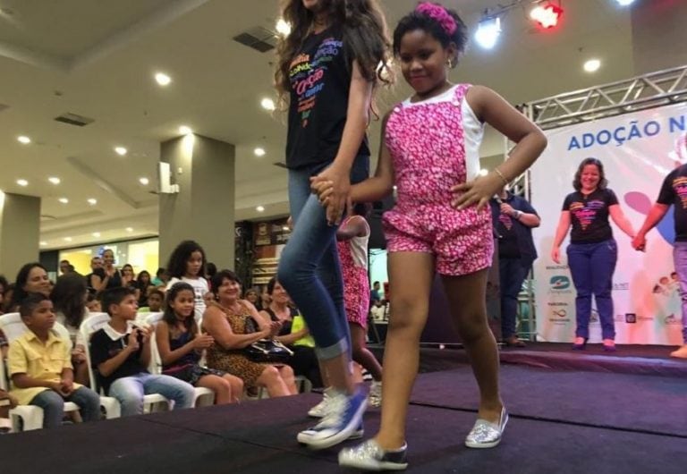 Desfile de niños huérfanos en Brasil (Foto: olhardireto.com.br)