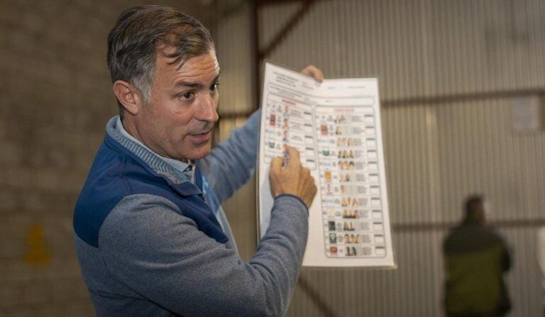 Enrique Picco explicando el uso de la Boleta Única de Papel.