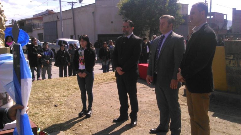 Las autoridades municipales y vecinales rindieron homenaje al Gral. José de San Martín, en el barrio 17 de Agosto.