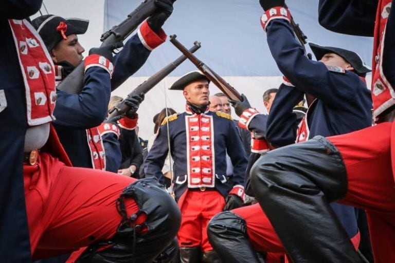 Recreación de cuerpos militares antiguos durante el homenaje sanmartiniano en Santa Ana. (MisionesOnline)