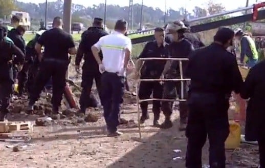 Dos obreros cayeron en un pozo en una obra en barrio Cristalería. (Captura El Tres)