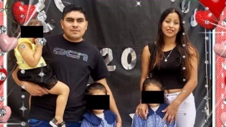 El gendarme Mario Juárez junto a sus hijas y su ex mujer, Victoria Manrique.