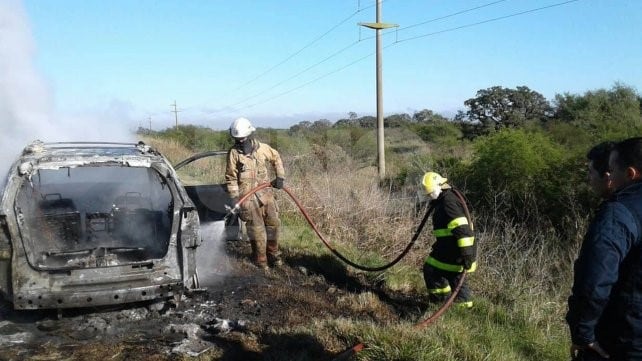 El vehículo estaba en marcha cuando se incendió.