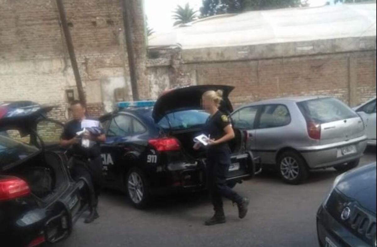 Siete policías fueron detenidos tras ser acusados de atacar brutalmente a jóvenes en las Cuatro Plazas