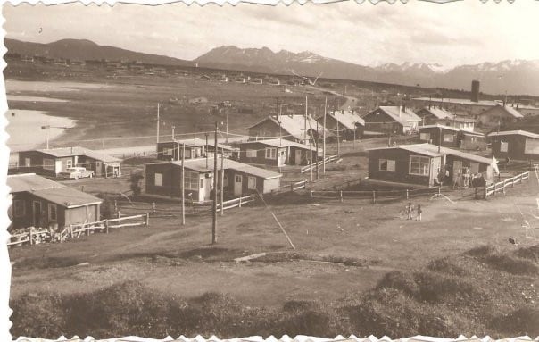 Pasado y presente de Ushuaia.
Fotos: Vía Ushuaia - Archivo histórico Municipalidad de Ushuaia.