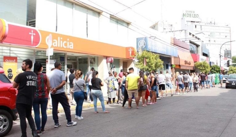 Hay largas filas e inconvenientes para retirar dinero de los cajeros automáticos (Foto: web)