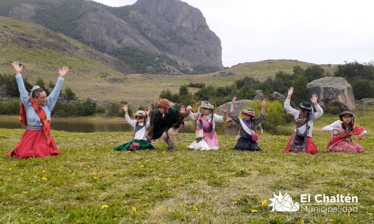 Se realizó un festival virtual de danzas típicas	con los	principales exponentes del folclore en la localidad.