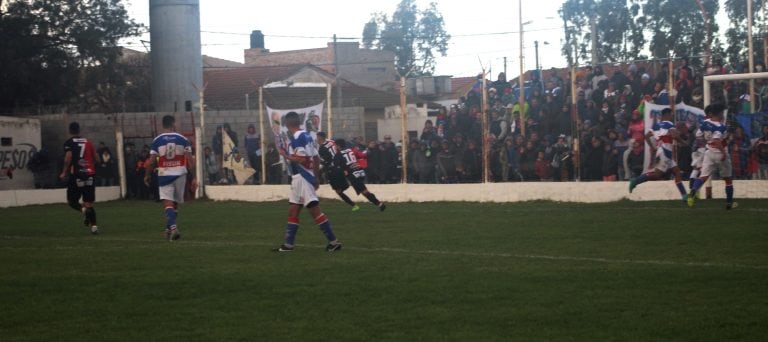 "El "Topo" inicia su carrera festejando el gol de penal