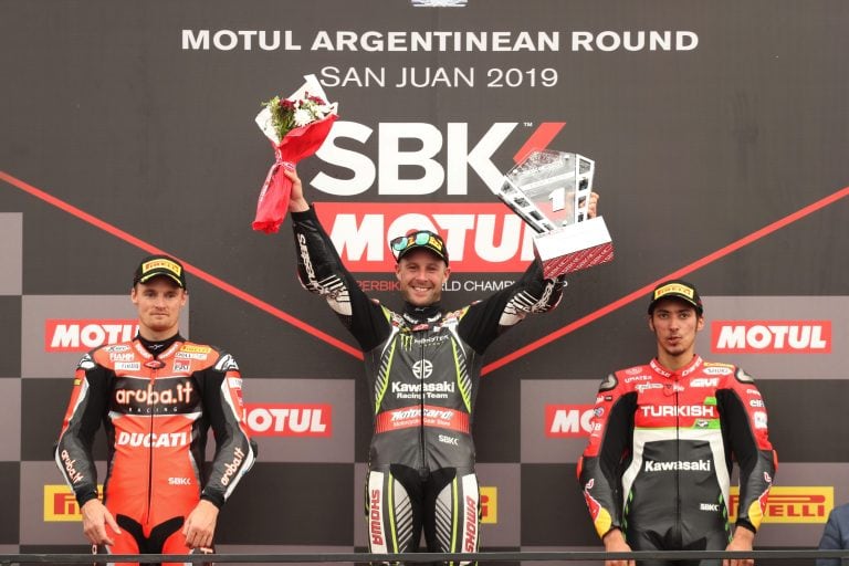 Desde la izquierda: Chaz Davies (2°), Jonathan Rea (ganador) y Toprak Razgatlioglu (3°), en el podio de la Carrera 2 del WSBK en San Juan.