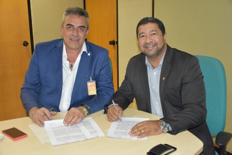 Firma de un convenio entre el Laboratorio del Fin del Mundo y el Laboratorio Farmacéutico Federal Farmanguinhos de Brasil.