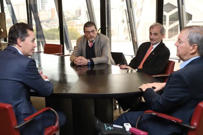 Juan Schiaretti, Manuel Calvo y los rectores de la Universidad Blas Pascal y la Universidad Tecnológica de Córdoba firmaron el convenio. (Prensa Gobierno de Córdoba)