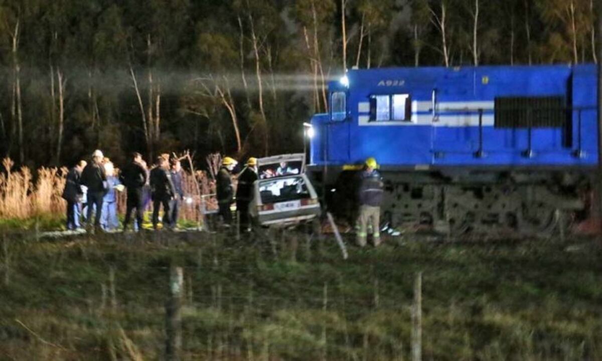 Un auto fue embestido por un tren que venía de Constitución a Bahía Blanca
