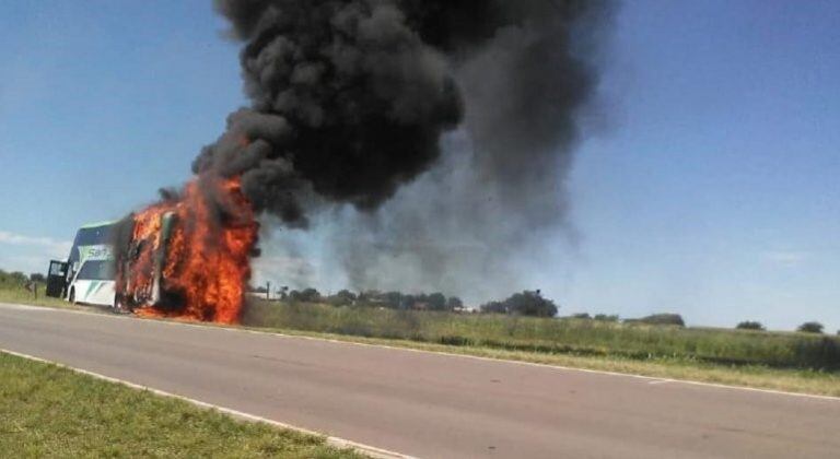 Incendio de micro en Entre Ríos
Crédito: FMRiel