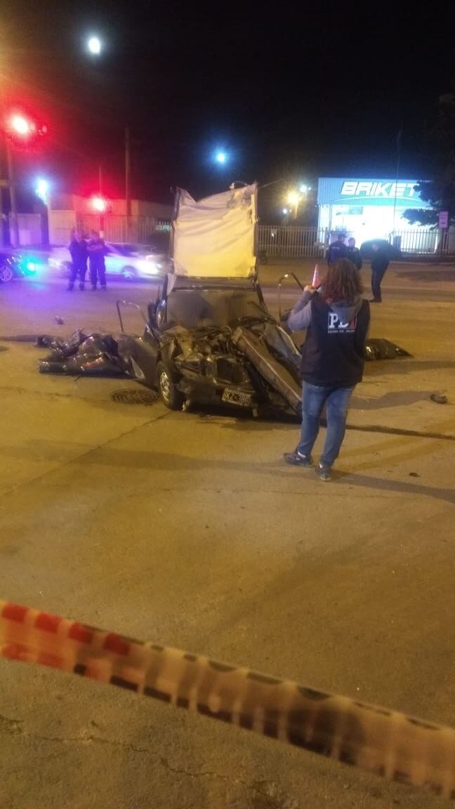 Renault 12 destrozado tras impactar contra un camión en Lagos al 7100