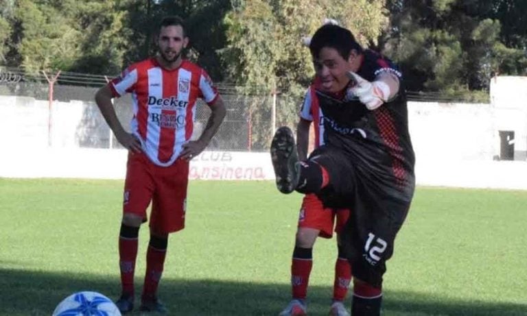 Un chico son Síndrome de Down debutó como arquero en primera