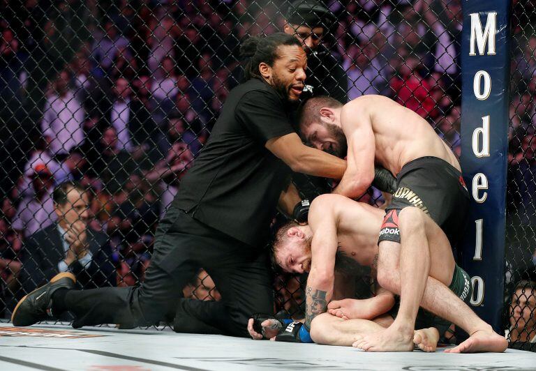 Khabib es retirado por el referí luego de que sometiera a McGregor con una impresionante llave. Crédito: AP Photo/John Locher.