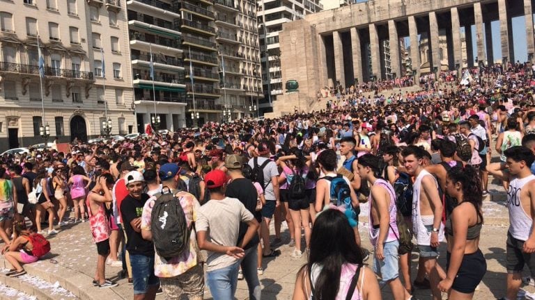 Los chicos se congregaron en el Patio Cívico durante una mañana calurosa. (@mauroyasprizza)