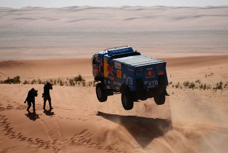 Impresionante vuelo del Kamaz tripulado por Andrey Karginov, Andrey Mokeev e Igor Lenonov. Después de ganar la sexta etapa, llegan al Día de descanso dominando su categoría.