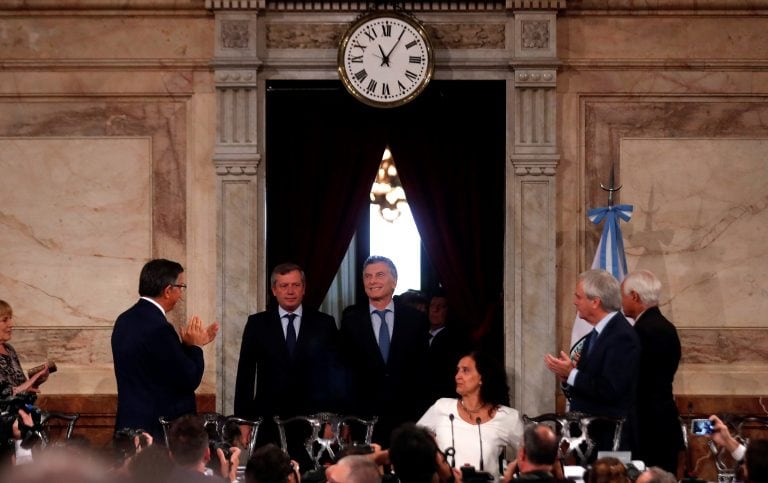 BUE16. BUENOS AIRES (ARGENTINA) 01/03/2018.- El presidente de Argentina, Mauricio Macri, asiste hoy, 01 de marzo de 2018, a la inauguración del 136 período de sesiones ordinarias del Congreso de la Nación en Buenos Aires (ArgentinA). Macri, aseguró hoy que ve "con agrado" que el Congreso se apreste a debatir este año sobre una ley del aborto y pidió que "se escuchen todas las voces y se tomen en cuenta todas las posturas" sobre un tema que requiere de un tratamiento "maduro" y "responsable". EFE/David Fernández