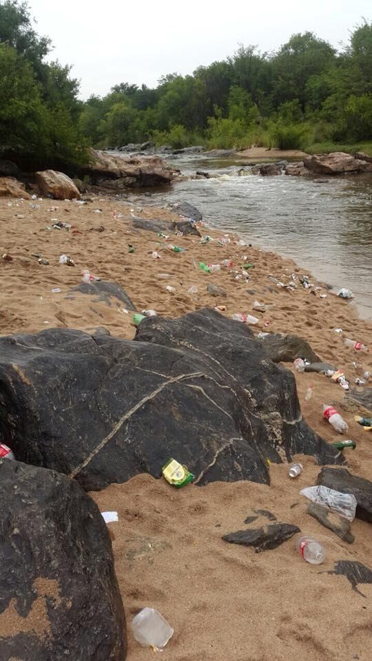 Las imágenes que se viralizaron en Facebook y fueron enviadas a nuestra fan page sobre el río San Antonio en Mayú Sumaj.