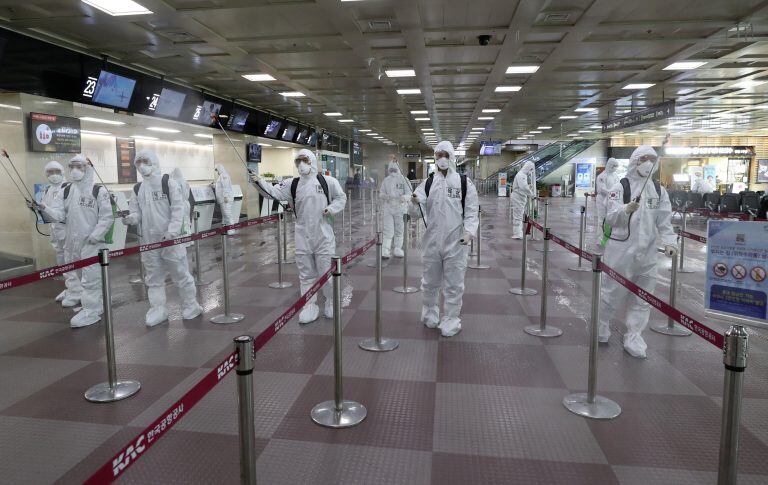 Soldados surcoreanos rocían desinfectante en el aeropuerto 
Daegu (YONHAP / AFP)