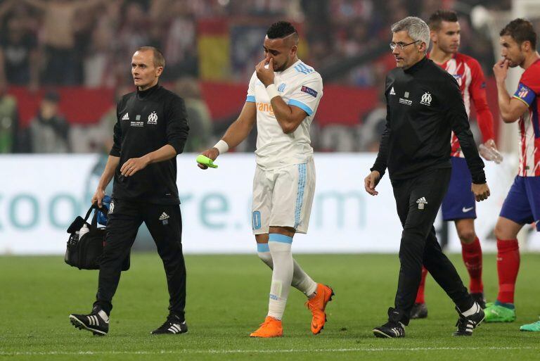 Dimitri Payet se va llorando del campo de juego. Foto: REUTER.