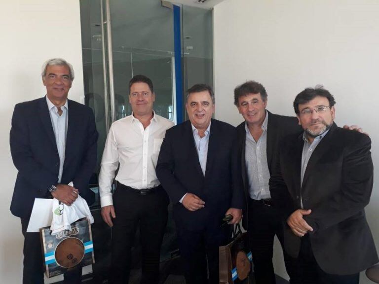 Briner junto a autoridades de YPF y el diputado nacional, Mario Negri.