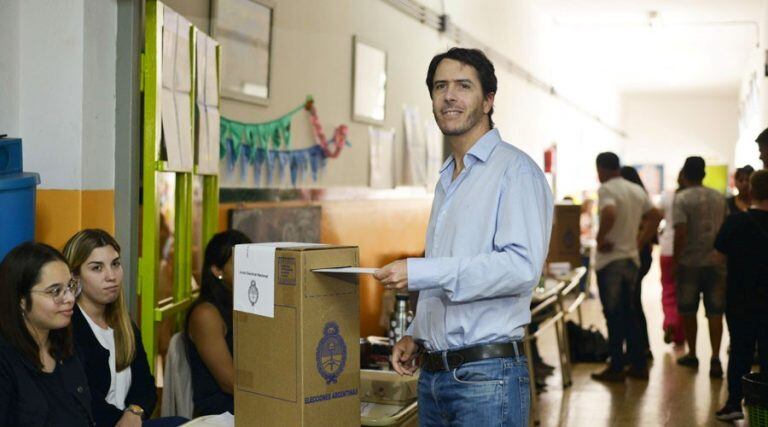 Martín Berhongaray emitiendo el sufragio esta tarde, en la Escuela 74 de Santa Rosa (Vía Santa Rosa)