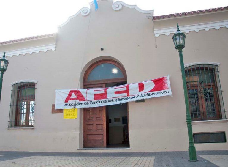 El edificio se encuentra tomado por los empleados